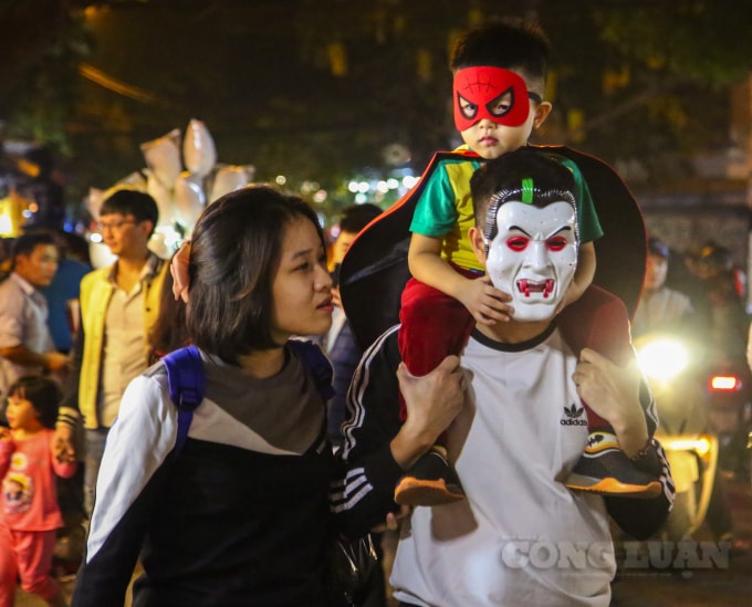Các bậc phụ huynh biến con mình thành các siêu nhân đi giải cứu ngày Halloween.