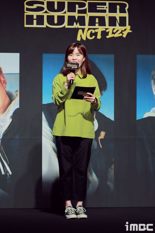 Park Ji Sun với vai MC.