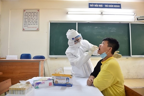 Nhân viên y tế lấy mẫu xét nghiệm PCR cho người dân. Ảnh minh họa