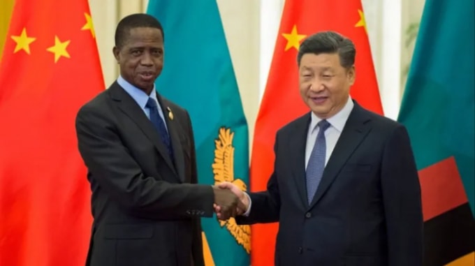 Tổng thống Zambia Edgar Lungu (trái) bắt tay Chủ tịch Trung Quốc Tập Cận Bình. Zambia đã vay rất nhiều từ Trung Quốc cho các dự án cơ sở hạ tầng - Ảnh: Pool / Reuters