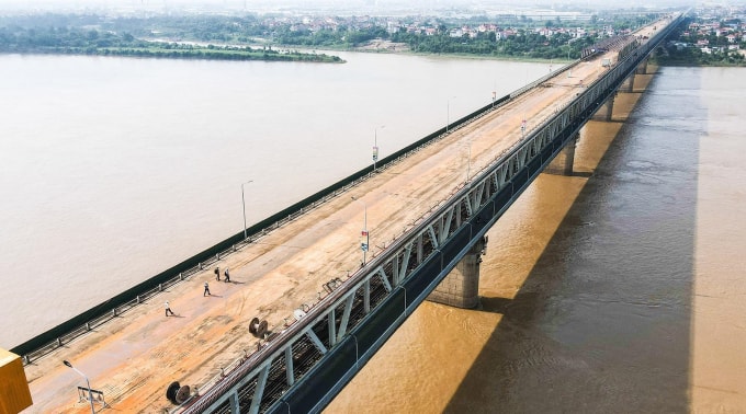 Dự án sửa chữa mặt cầu Thăng Long đang được thi công hết sức khẩn trương. Ảnh: TL