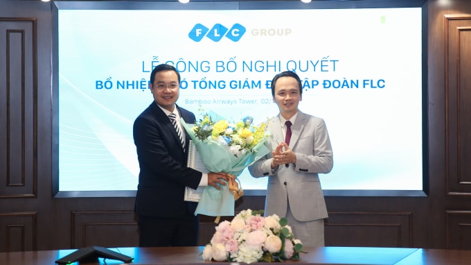 Chủ tịch Tập đoàn FLC Trịnh Văn Quyết tặng hoa chúc mừng Tân Phó Tổng giám đốc.