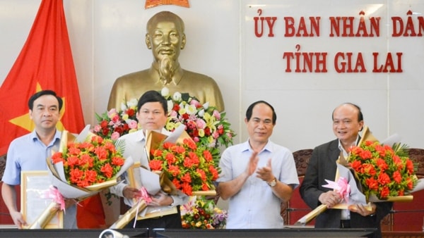 Ông Võ Ngọc Thành, Chủ tịch UBND tỉnh Gia Lai trao quyết định tiếp nhận, bổ nhiệm đối với 3 cán bộ
