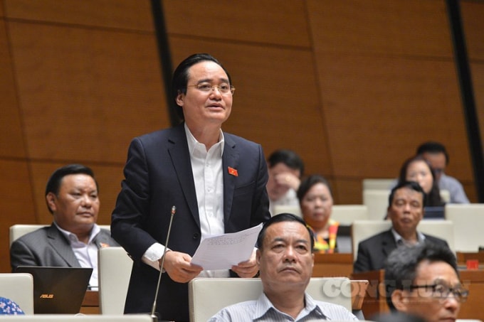 Bộ trưởng Bộ Giáo dục và Đào tạo Phùng Xuân Nhạ phát biểu giải trình.