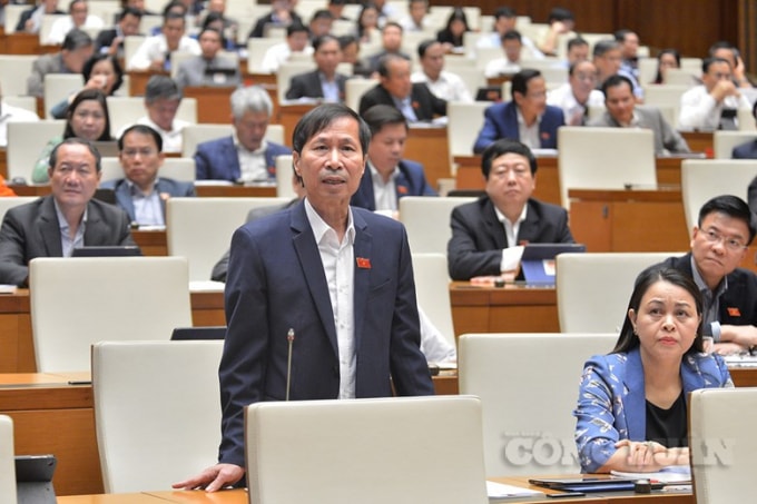 Đại biểu Bùi Văn Phương (đoàn Ninh Bình) phát biểu ý kiến tranh luận.