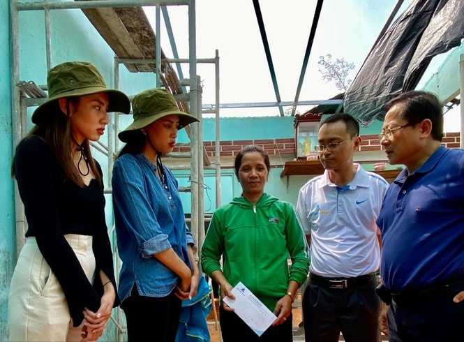 Ông Lê Xuân Sơn - Tổng Biên tập báo Tiền phong, đại diện Tập đoàn Đất Xanh, Tập đoàn Phúc Sơn, tặng quà người dân xã Tam Phú, TP. Tam Kỳ, Quảng Nam. Ảnh: Hoài Văn