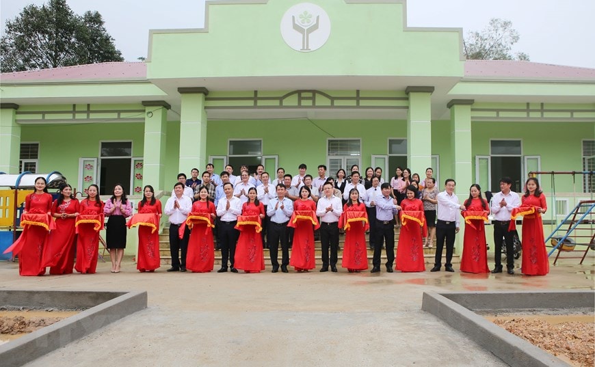 Đoàn công tác Thông tấn xã Việt Nam phối hợp với Ủy ban Nhân dân huyện Triệu Phong, tỉnh Quảng Trị tổ chức lễ khánh thành, bàn giao Trường mầm non Triệu Tài. (Ảnh: Hồ Cầu/TTXVN)