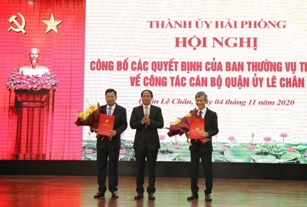 Bí thư Thành ủy Hải Phòng Lê Văn Thành trao quyết định và chúc mừng ông Lê Trung Kiên, tân Trưởng Ban Ban quản lý các khu kinh tế Hải Phòng và ông Nguyễn Việt Tuấn, tân Bí thư Quận ủy Lê Chân