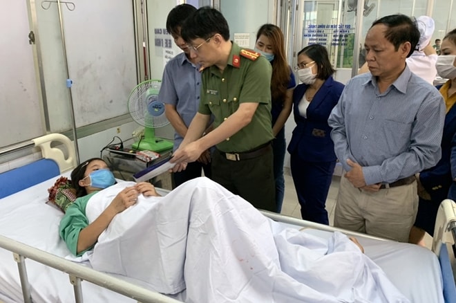 Đại tá Phạm Khải, Tổng Biên tập Báo CAND, trao quà động viên nạn nhân vụ sạt lở đất ở huyện Nam Trà My, Quảng Nam. Ảnh: Ngọc Thi