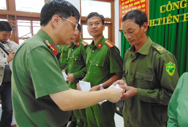 Đại tá Phạm Khải, Tổng Biên tập Báo CAND trao quà cho CBCS Công an huyện Tiên Phước nỗ lực tham gia tuyến đầu giúp đỡ người dân trong bão lũ. Ảnh: Ngọc Thi