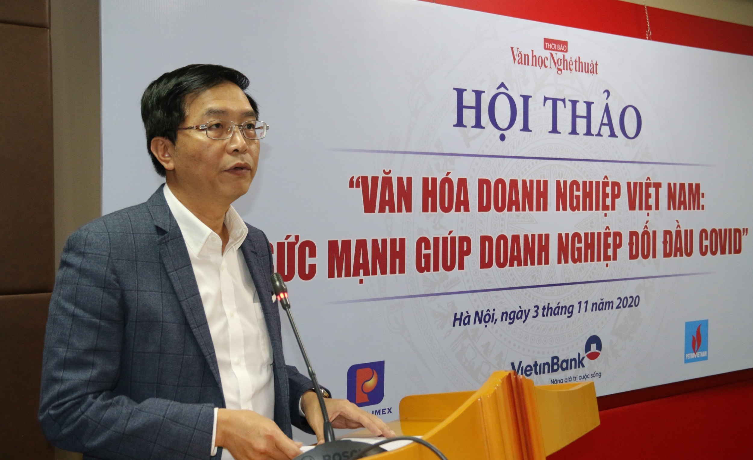 Ông Trần Quang Dũng - Trưởng ban Truyền thông và Văn hóa doanh nghiệp Petrovietnam trình bày tham luận tại Hội thảo.