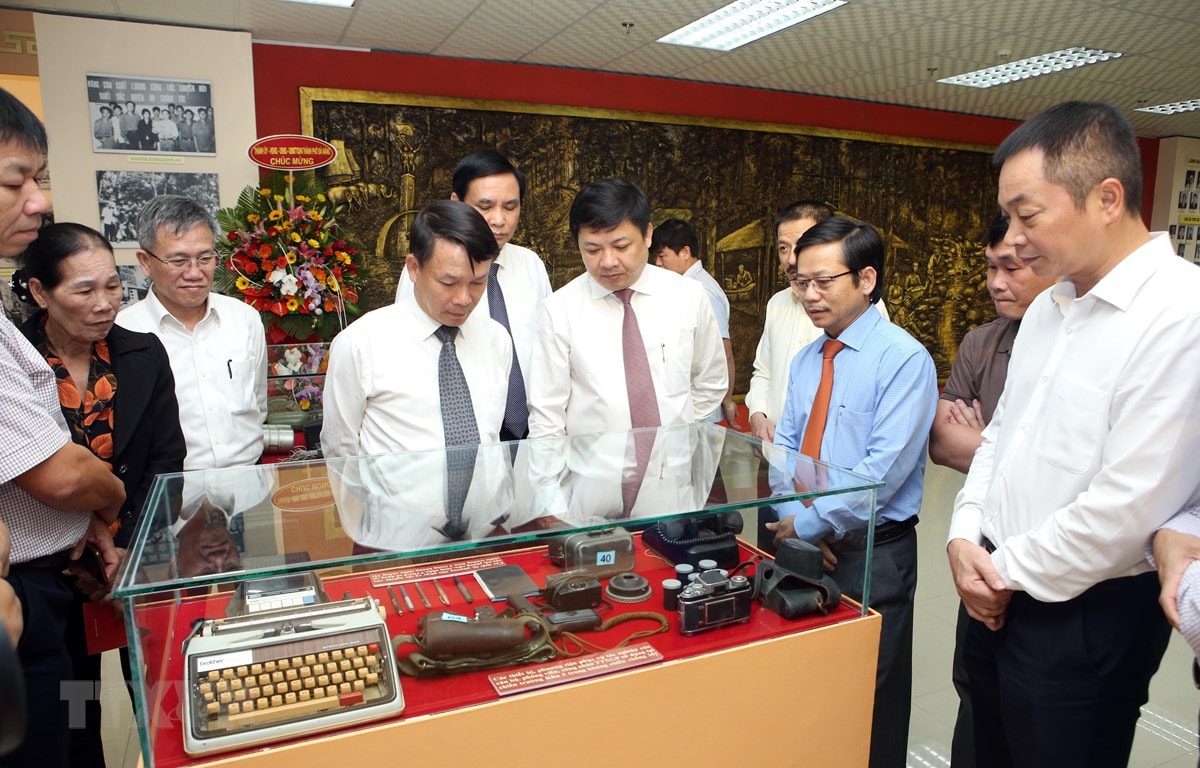 Tổng Giám đốc TTXVN Nguyễn Đức Lợi (thứ 4, từ trái qua) cùng các đại biểu tham quan Phòng truyền thống Cơ quan TTXVN khu vực miền Trung-Tây Nguyên. (Ảnh: Trần Lê Lâm/TTXVN)