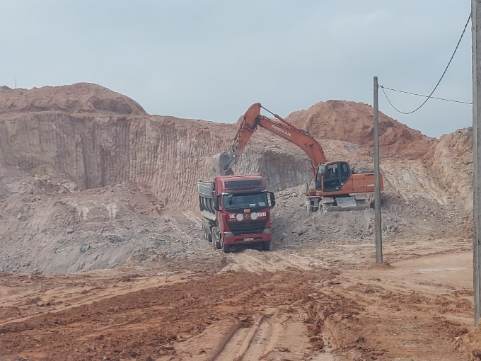 Khai thác đất trái phép ở Lập Thạch - Vĩnh Phúc.