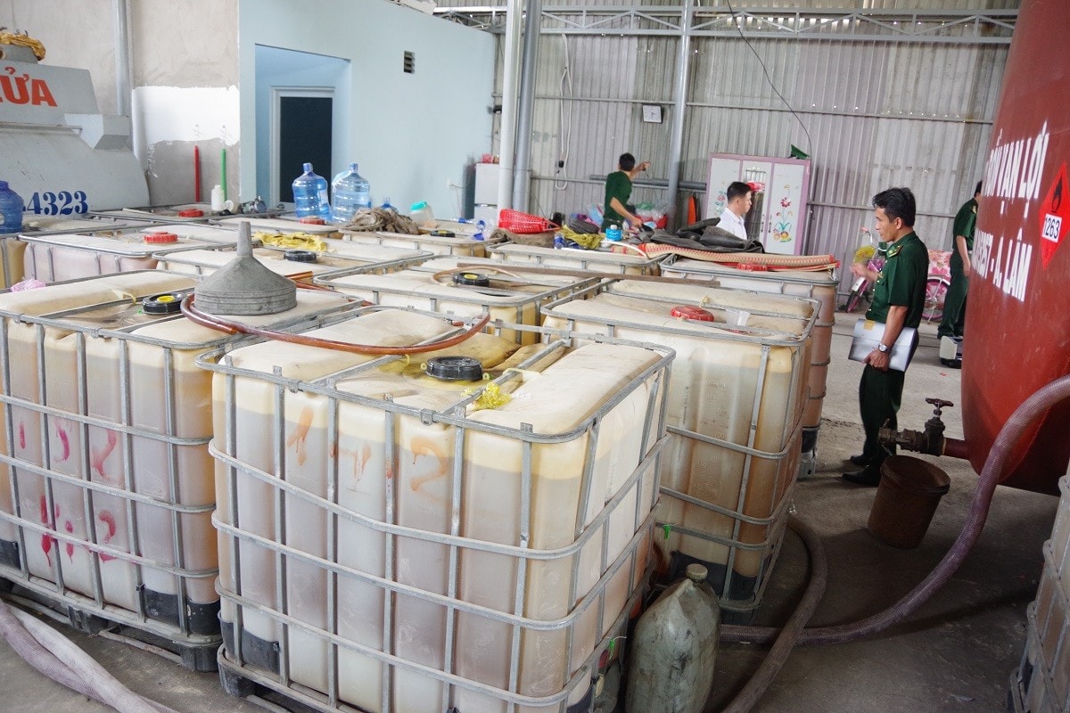 Hơn 70.000 lít chất lỏng để làm giả xăng đã bị Công an bắt giữ. Ảnh: baogiaothong.vn