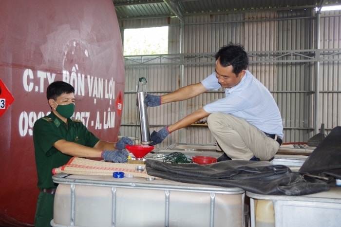 Lực lượng chức năng trực tiếp kiểm tra kho hàng. Ảnh: baogiaothong.vn