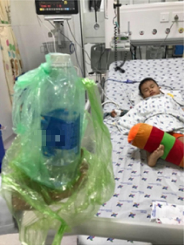 Trải qua hơn một tháng điều trị tích cực, bệnh nhi mới qua cơn nguy kịch. Sức khỏe cải thiện dần, trẻ bắt đầu tự ăn uống được, không còn mắc nghẹn, nôn ói, độc chất trong máu không còn. Ảnh: doisongvietnam.vn