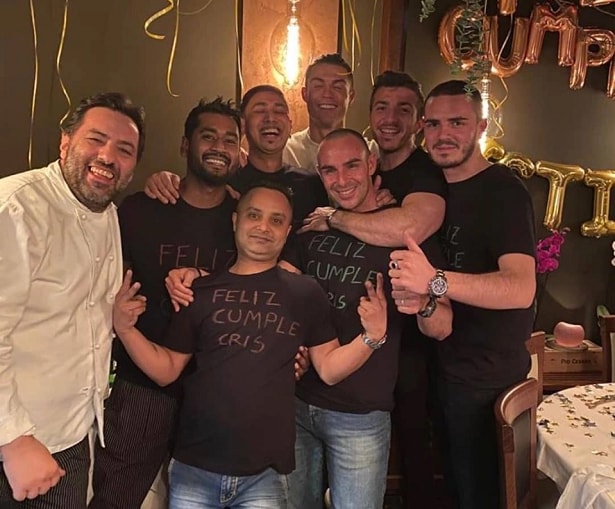Davide Fiore, ngoài cùng bên trái kể lại câu chuyện khi được phục vụ Ronaldo. Ảnh: bongda24h.com.vn