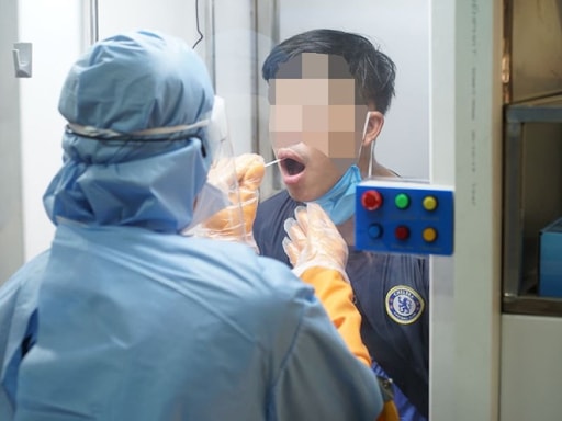 Xét nghiệm COVID-19 tại bệnh viện. Ảnh: TL.