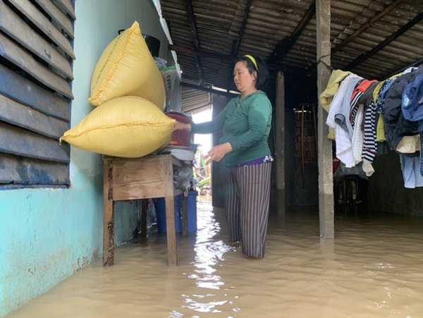 Người dân Quảng Ngãi di dời tài sản lên cao để tránh lũ