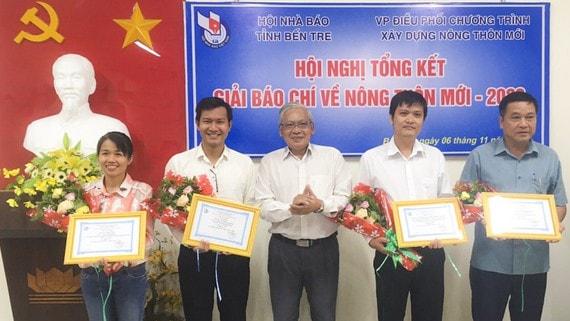 Ông Trần Cao Tư, Chủ tịch Hội Nhà báo tỉnh Bến Tre (giữa) chúc mừng các tác giả có tác phẩm đoạt giải Nhì. Ảnh: Tín Huy