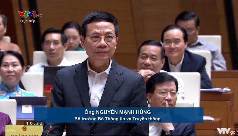 Bộ trưởng Bộ Thông tin và Truyền thông Nguyễn Mạnh Hùng trả lời chất vấn tại kỳ họp thứ 10, Quốc hội khóa XIV, sáng 06/11.