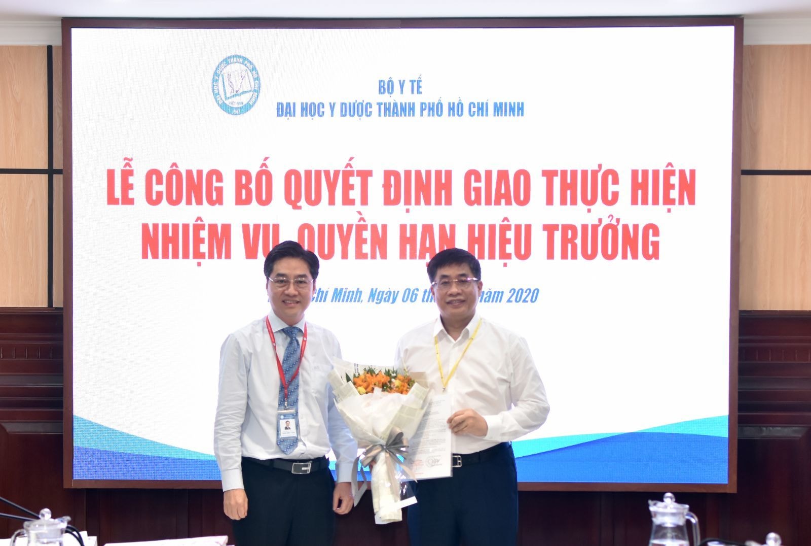 PGS.TS Trần Diệp Tuấn trao quyết định cho PGS.TS Nguyễn Hoàng Bắc. Ảnh: vietnamnet.vn