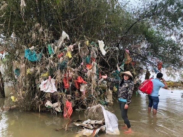 Rác túi nilon và rác thải nhựa vương đầy trên những bờ tre, tường rào...