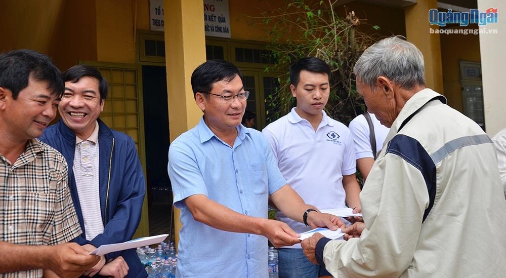 Tổng Biên tập Báo Gia Lai Huỳnh Kiên trao quà hỗ trợ người dân khắc phục thiệt hại do bão lũ gây ra. Ảnh: Đ.Tươi