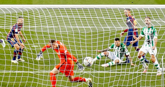 Hàng thủ Barca đã lơ là trong hiệp 1. Ảnh: thethaovanhoa.vn