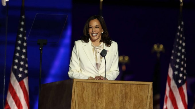 Ứng viên đảng Dân chủ, Thượng nghị sỹ Kamala Harris phát biểu trong tuyên bố chiến thắng của ông Joe Biden tại Delaware - Ảnh: Reuters