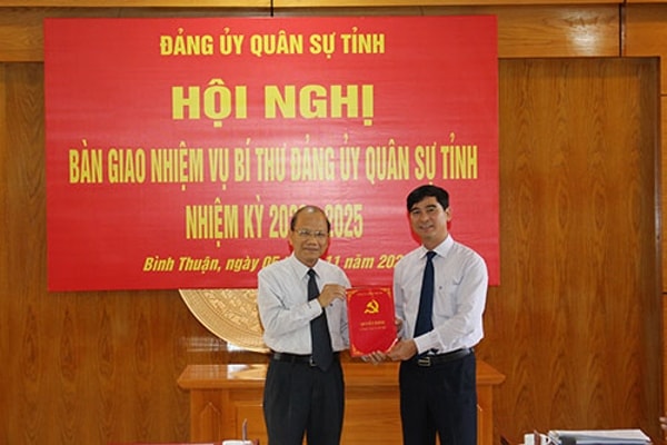 Ông Nguyễn Mạnh Hùng (trái), nguyên Bí thư Tỉnh ủy, nguyên Bí thư Đảng ủy Quân sự tỉnh Bình Thuận nhiệm kỳ 2015-2020 trao quyết định cho ông Dương Văn An, Bí thư Tỉnh ủy, nhiệm kỳ 2020-2025. Ảnh: Báo Bình Thuận