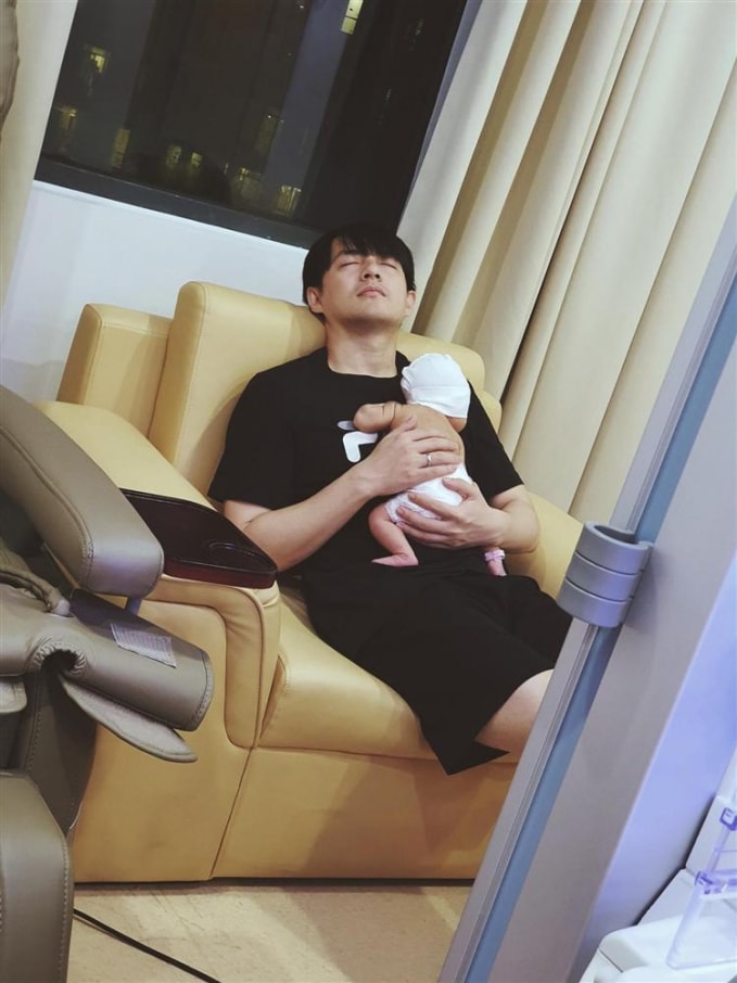 Khoảnh khắc Ông Cao Thắng chăm sóc con gái đầu lòng.
