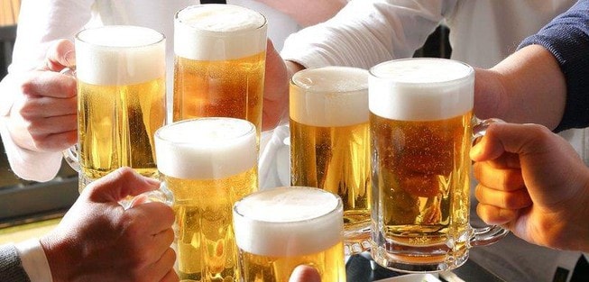 Người từ đủ 16 tuổi đến chưa đủ 18 tuổi nếu uống rượu bia có thể bị cảnh cáo hoặc phạt tiền từ 200 nghìn đến 500 nghìn đồng. Ảnh minh họa