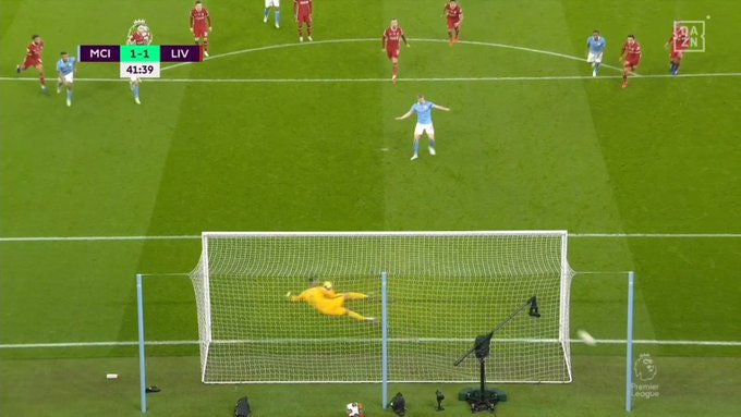 De Bruyne thực hiện không thành công quả đá phạt trên chấm 11m. Ảnh: bongdaplus.vn