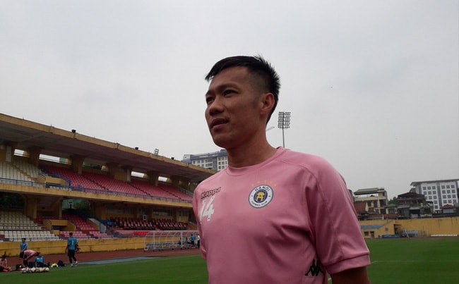 Tiền vệ Tấn Tài đang dự đoán tương lai sau mùa giải V.League 2020/21. Ảnh: TL