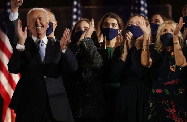 Tổng thống đắc cử Joe Biden ăn mừng cheiens thắng cùng gia đình. Ảnh: Reuters