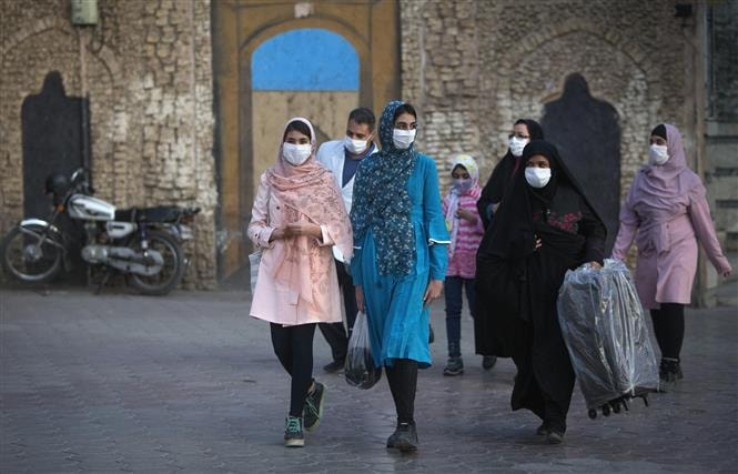 Người dân đeo khẩu trang phòng lây nhiễm COVID-19 tại Mashhad, Iran, ngày 29/10/2020. Ảnh: THX/TTXVN