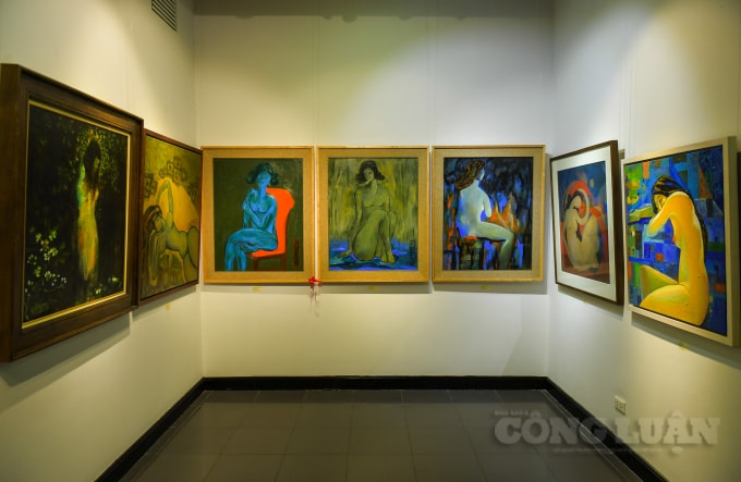 Triển lãm tranh gồm các tác phẩm mỹ thuật của nhóm 8 hoạ sĩ : Bùi Trung Hà, Duy Hà, Nguyễn Trọng Hà, Kiều Hải, Nguyễn Hồng, Thế Hùng, Nguyễn Đức Sáng, Trần Văn Trường.