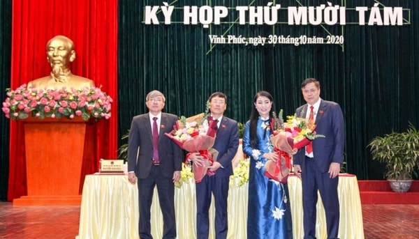 Thủ tướng phê chuẩn kết quả bầu chức vụ Chủ tịch UBND tỉnh Vĩnh Phúc nhiệm kỳ 2016-2021 đối với ông Lê Duy Thành (thứ hai từ trái sang)