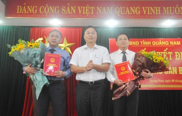 Chủ tịch UBND tỉnh Quảng Nam Lê Trí Thanh trao quyết định điều động, bổ nhiệm ông Nguyễn Quang Thử (phải) giữ chức Giám đốc Sở KH&ĐT và phân công ông Nguyễn Thanh Quang phụ trách, điều hành Sở Công Thương
