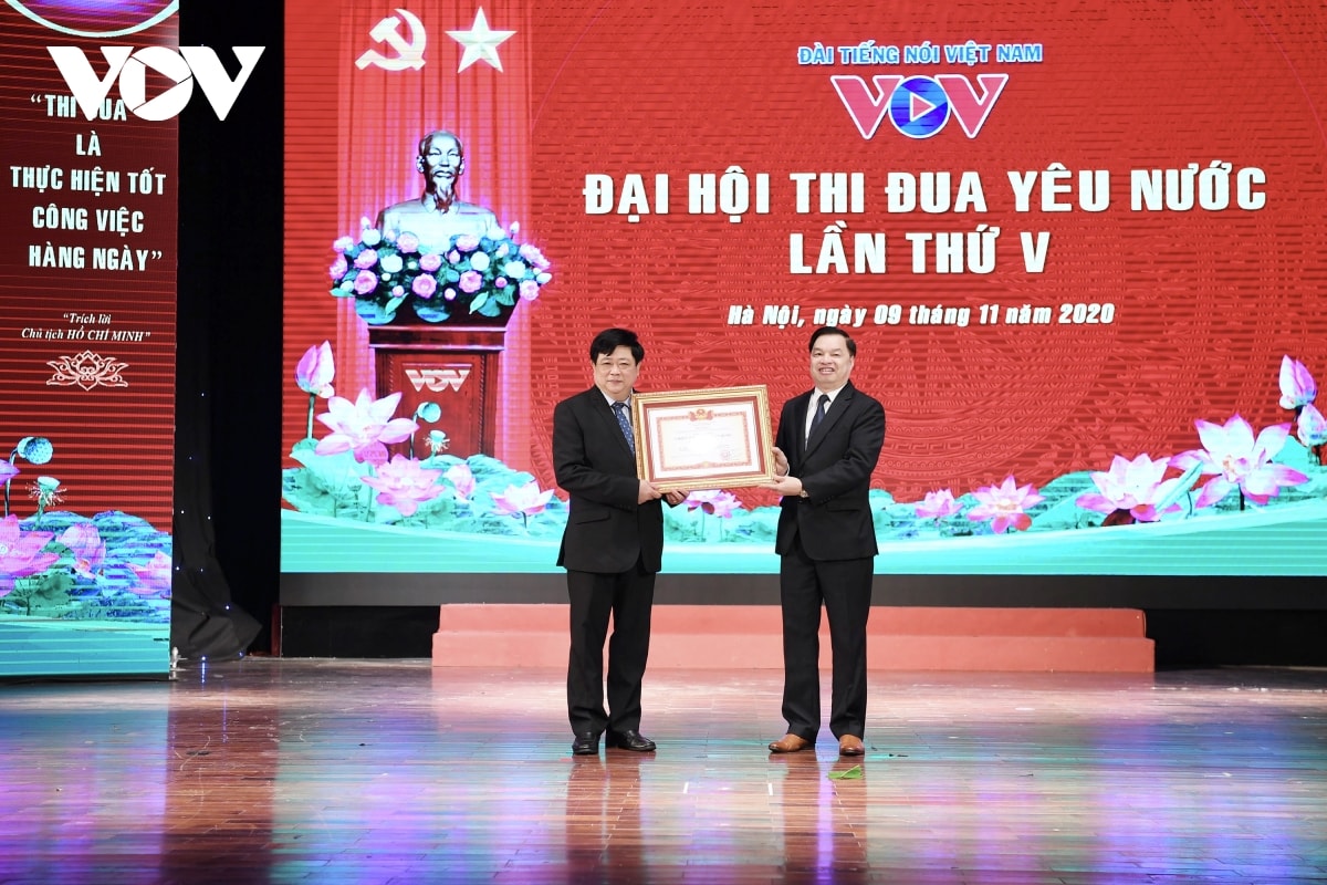 Ông Lê Mạnh Hùng, Phó Trưởng ban Tuyên giáo Trung ương trao tặng Danh hiệu Chiến sĩ thi đua toàn quốc cho PGS.TS Nguyễn Thế Kỷ.