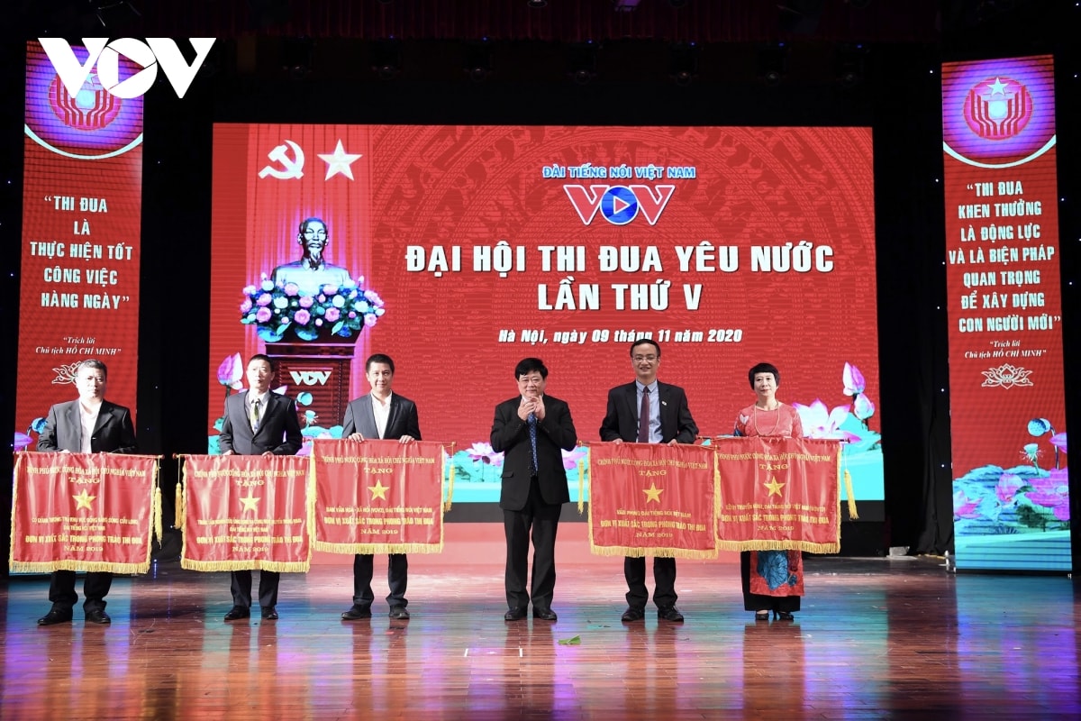 PGS.TS Nguyễn Thế Kỷ trao tặng Cờ thi đua Chính phủ cho 5 tập thể có thành tích xuất sắc, dẫn đầu phong trào thi đua yêu nước của VOV.