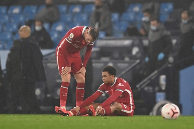 Cầu thủ Alexander-Arnold rời sân giữa chừng trước Man City. Ảnh: TL