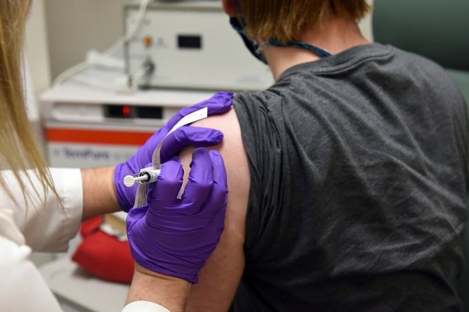 Tình nguyện viên tiêm thử vaccine Covid-19 của Pfizer tại Trường Y, Đại học Maryland, Baltimore, tháng 5/2020. Ảnh: NY Times