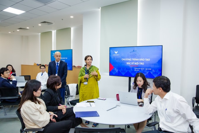 Đại diện lãnh đạo Viện Khoa học sức khỏe (trường ĐH VinUni) giới thiệu về chương trình đào tạo Bác sỹ nội trú trong ngày khai giảng.