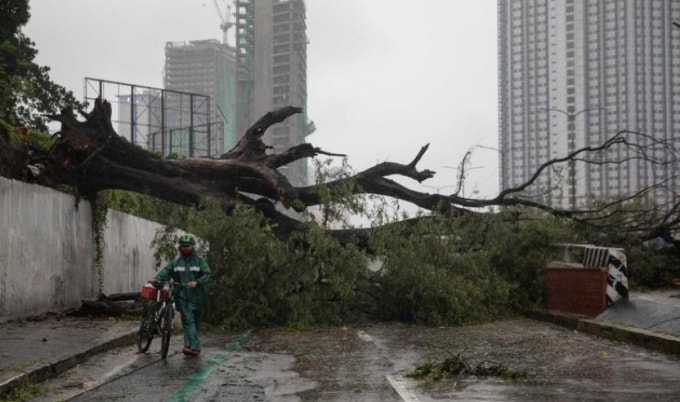 Bão Vamco gây ảnh hưởng nghiêm trọng tới sinh hoạt của người dân tại thủ đô Manila của Philippines, ngày 12 tháng 11 năm 2020 - Ảnh: REUTERS / Eloisa Lopez
