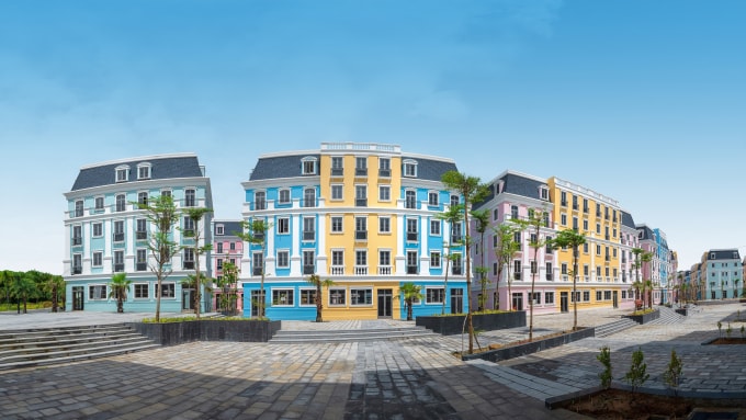 Diện mạo shophouse Melodia tại Bãi Kem sắp thay đổi khi hàng loạt khách sạn, nhà hàng đi vào vận hành.