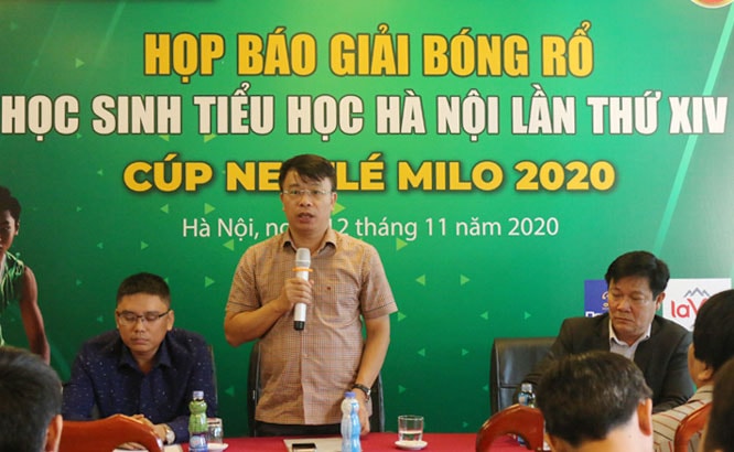 Tổng Biên tập Báo Thiếu niên Tiền phong và Nhi đồng Nguyễn Phan Khuê, Trưởng ban tổ chức giải phát biểu tại buổi họp báo.