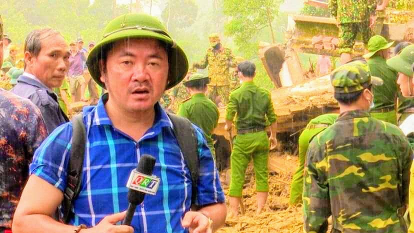 Nhà báo Bùi Tấn Sỹ tác nghiệp tại xã Trà Leng, huyện Nam Trà My, Quảng Nam.