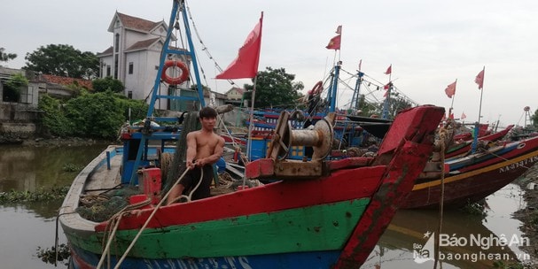UBND tỉnh Nghệ An yêu cầu các tàu thuyền đang hoạt động trên biển phải về bờ neo đậu trước 10 giờ ngày 14/11. Ảnh: Báo Nghệ An